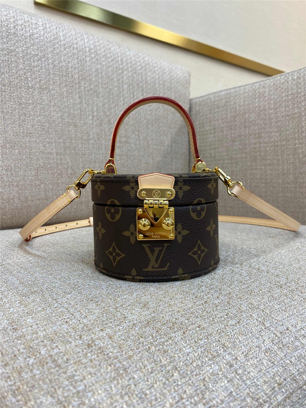 Louis Vuitton SCOTT  M46933	 size：13.5 x9 x11.5cm 2025 new 